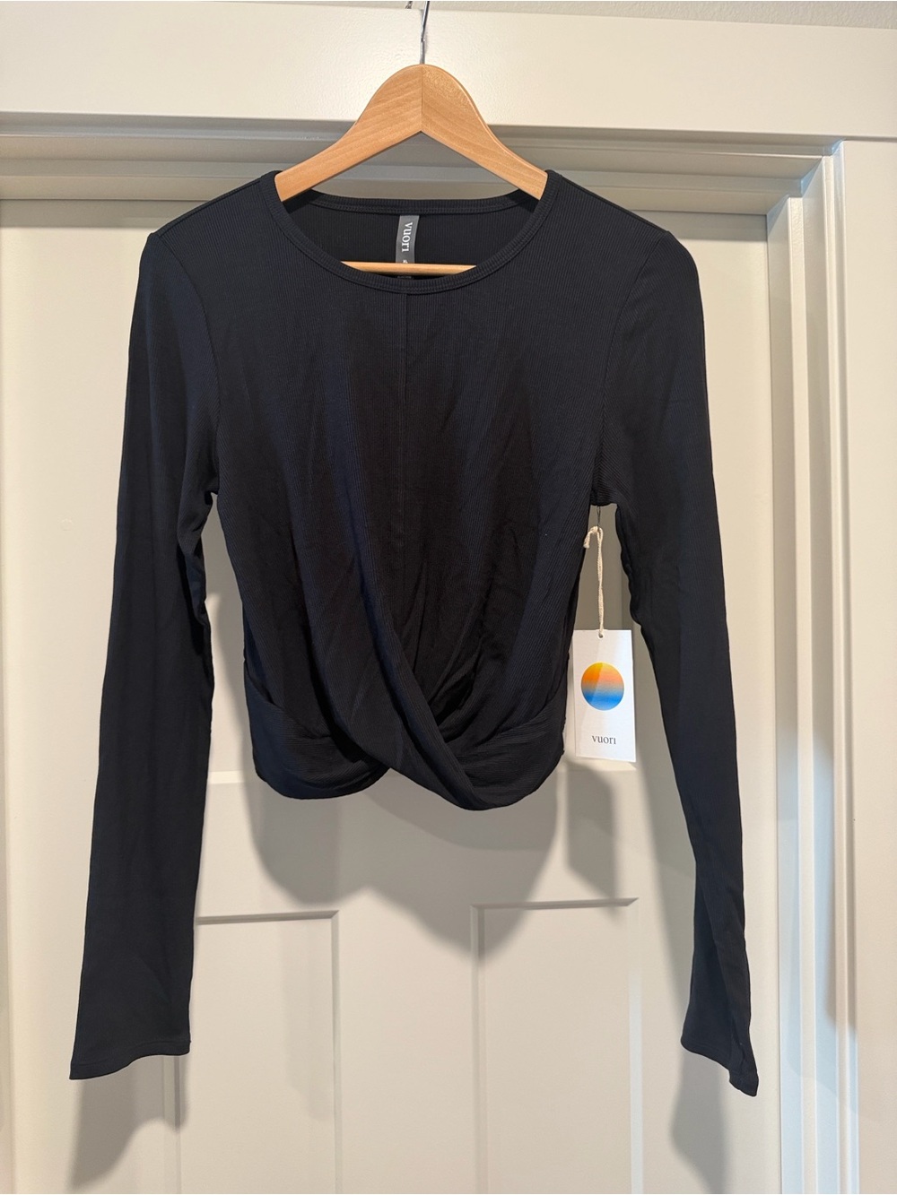 Vuori -Cove Black Twist-Front Long Sleeve Tee-NWT